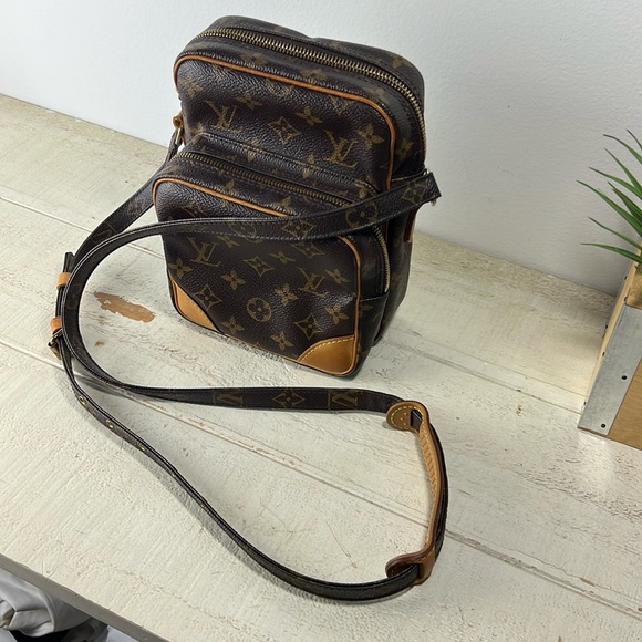 LOUIS VUITTON Monogram Amazone Shoulder Crossbody Bag - Picture 3 of 16